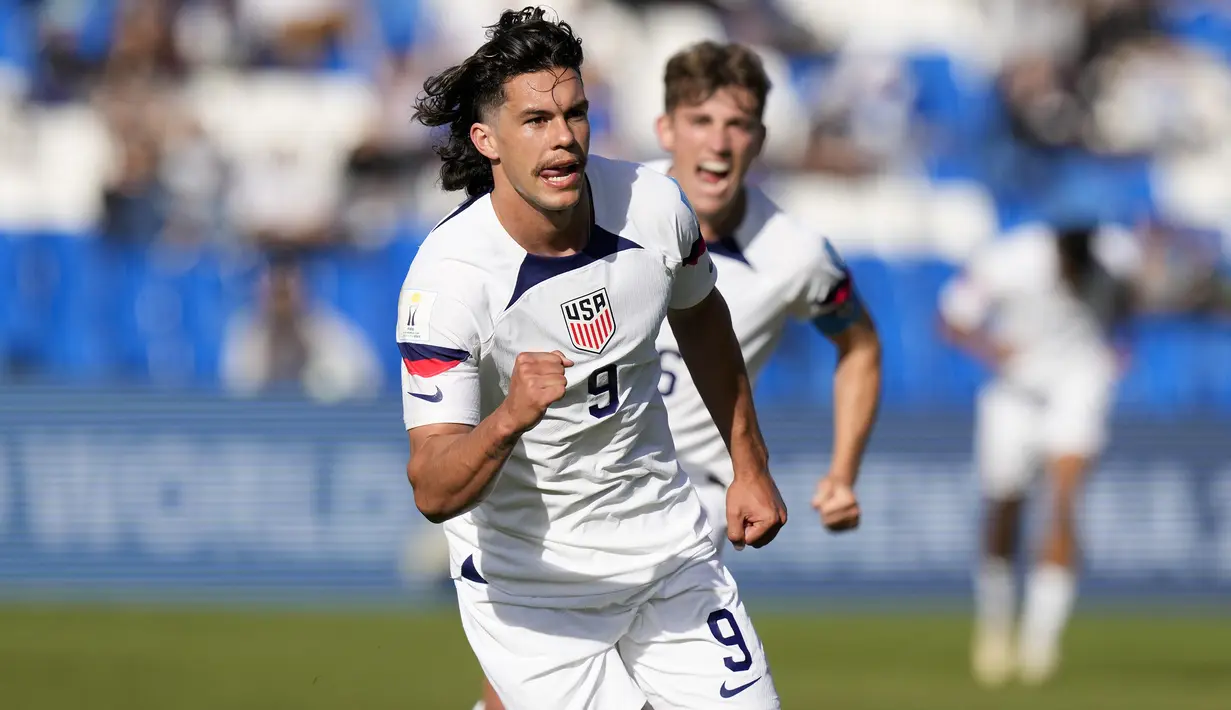 Reaksi pelatih Timnas Amerika Serikat U-20, Mikey Varas saat menghadapi Selandia Baru pada laga babak 16 besar Piala Dunia U-20 2023 di Malvinas Argentinas Stadium, Mendoza, Argentina, Rabu (31/5/2023) dini hari WIB. (AP Photo/Natacha Pisarenko)