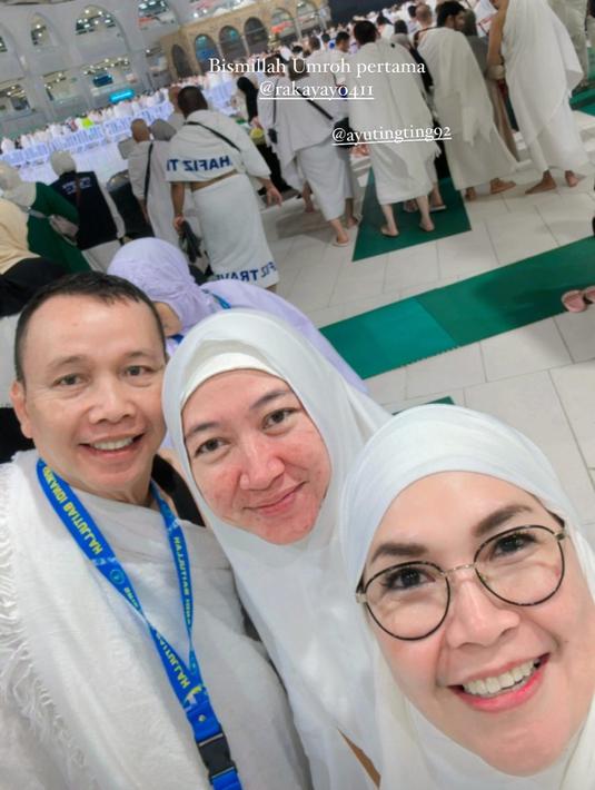 “Makasih calon besanku @rakayayo411 Barakallah 🙏🙏 semoga umroh pertama kita hari ini menjadi Umroh yang Mabruroh,” tulis Umi Kalsum. (Liputan6.com/IG/@mom_ayting92_)