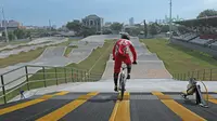 Aksi atlet BMX, Toni Syarifudin bersiap menaklukkan track di Pulomas, Jakarta (21/6/2018). Tiga atlet BMX putra Indonesia mengikuti seleksi menuju Asian Games 2018. (Bola.com/Nick Hanoatubun)
