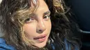 <p>Dalam foto ini, Priyanka Chopra juga tampil bare face. Ia menggulung rambutnya ke atas, mengenakan kemeja berkerah warna putih, dan tetap cantik, walau tanpa makeup. Foto: Instagram.</p>