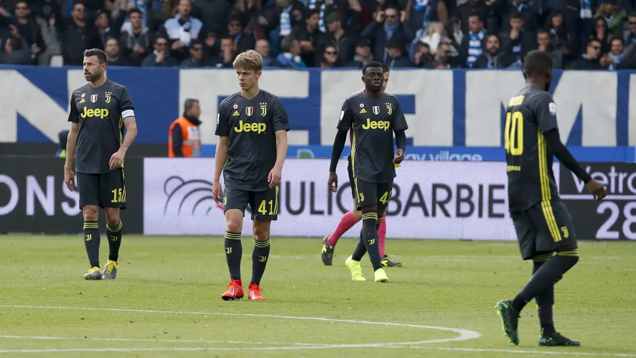 Pemain Juventus tertunduk lesu saat dikalahkan SPAL