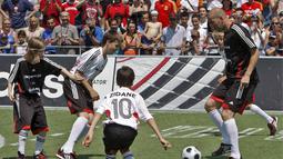  Zinedine Zidane bermain bola bersama anak-anak di 'fanzone' Hofburg, Vienna, Austria (22/06/2008).  (EPA/Hebert Neubauer)