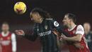 Gelandang Leeds United, Helder Costa (kiri) menguasai bola dibayangi bek Arsenal, Cedric Soares dalam laga lanjutan Liga Inggris 2020/21 pekan ke-24 di Emirates Stadium, London, Minggu (14/2/2021). Leeds United kalah 2-4 dari Arsenal. (AP/Adam Davy/Pool)