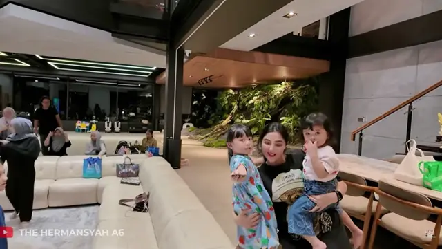 Potret Ruang Keluarga Rumah Aurel Hermansyah (Foto: YouTube The Hermansyah A6)