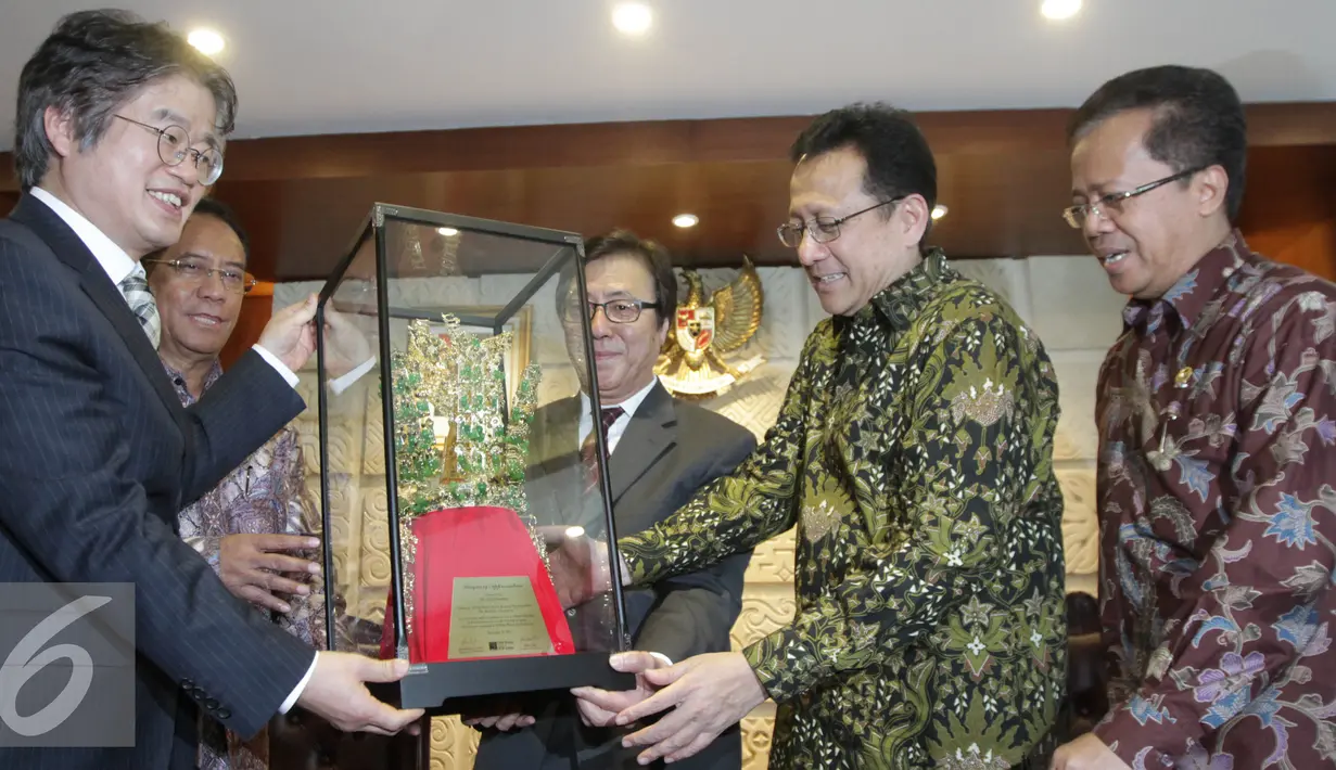 Ketua DPD Irman Gusman (kedua kanan) menerima Mahkota Emas Chonma-chong dari President of GNB Biotech Seoul National University Korea Young Joon Ahn (kedua kiri), President of GWP Korea KWan Eung Lee (kiri) di Jakarta (6/4).  (Liputan6.com/Johan Tallo)