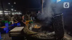 Pekerja memproduksi tahu dari bahan kedelai impor di kawasan Pasir Putih, Depok,  Jawa Barat, Kamis  (27/6/2024). (merdeka.com/Arie Basuki)