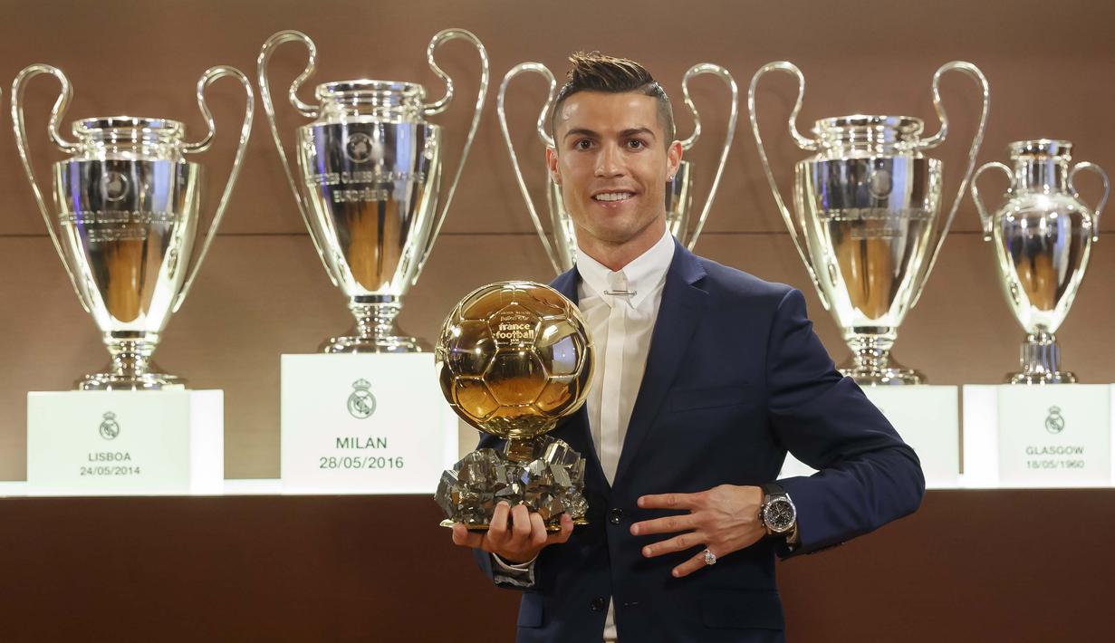 Ronaldo berfoto dengan trofi Ballon d'Or France Football 2016 di Trophy Room, Santiago Bernabeu stadium, Madrid, (8/12/2016). Cristiano Ronaldo meraih 745 poin mengalahkan Linel Messi yang meraih 316 poin. (AFP/L'EQUIPE/Franck Seguin)