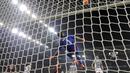 Kiper Juventus Gianluigi Buffon menepis tendangan pemain Torino Kamil Glik dalam lanjutan Liga Italy  Serie A di Stadion Juventus,Turin, Sabtu (31/10/2015). (REUTERS/Giorgio Perottino)