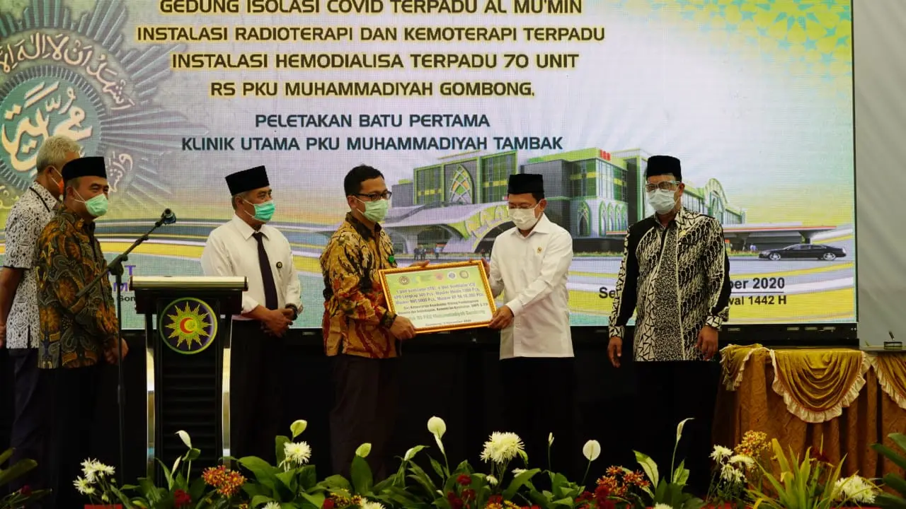 Menteri Kesehatan Terawan Agus Putranto menyerahkan bantuan untuk RS PKU Muhammadiyah Gombong, Kebumen, Jawa Tengah. (Istimewa)