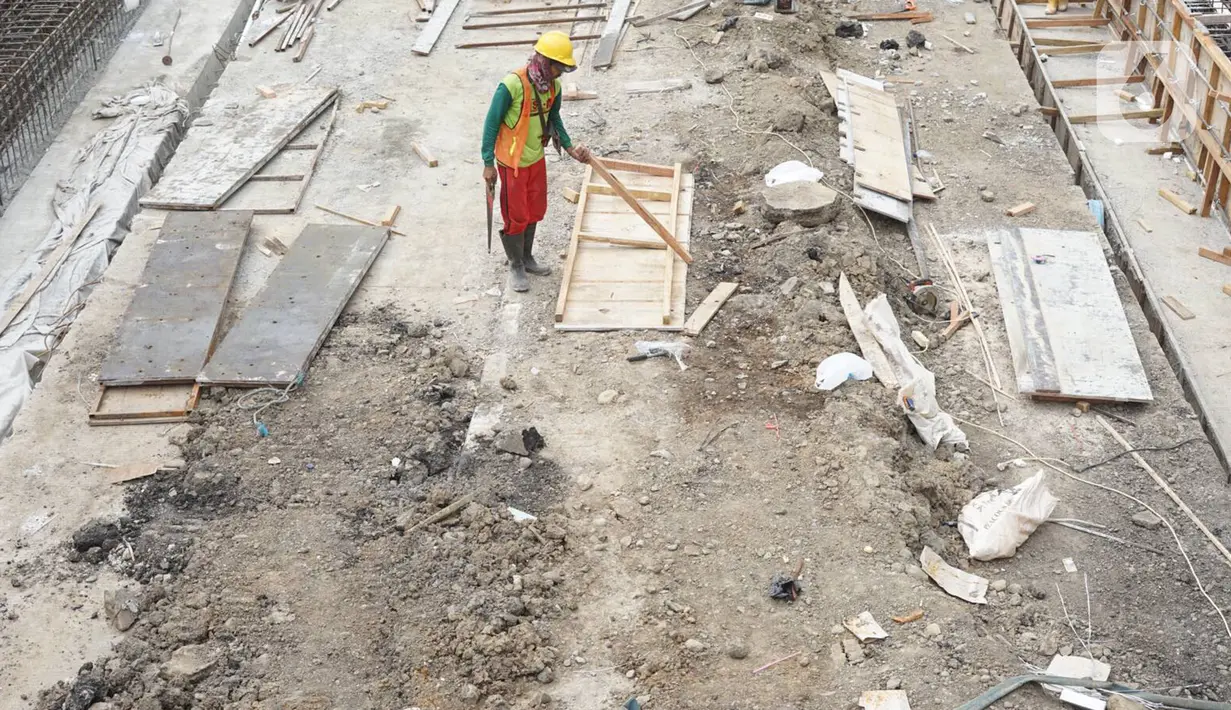 Pekerja meyelesaikan proyek pembangunan underpass Senen Extension di kawasan Senen, Jakarta, Kamis (13/2/2020). Proyek yang menelan anggaran mencapai Rp 121,1 miliar dan ditargetkan selesai pada Desember 2020 itu diharapkan dapat mengurai kemacetan. (Liputan6.com/Immanuel Antonius)