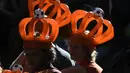 Suporter dengan atribut orange berbentuk mahkota merayakan keberhasilan timnas putri Belanda meraih trofi Piala Eropa Wanita 2017 di Sungai Utrecht, (7/8/2017). (AFP/John Thys)