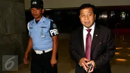 Ketua DPR Setya Novanto keluar dari gedung DPR, Jakarta, Selasa (17/11/2015). Setya belum memiliki rencana untuk meminta PT Freeport Indonesia mengklarifikasi anggota DPR yang mencatut nama Presiden dan Wakil Presiden RI. (Liputan6.com/JohanTallo)