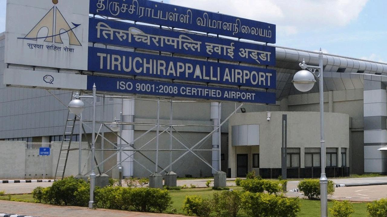 Pria ini terbang dari Kuala Lumpur, Malaysia dan mendarat di Bandara Internasional Tiruchirappalli atau Trichy, negara bagian Tamil Nadu, India.