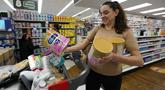Michelle Saenz dari Santee, California membeli susu formula di toko kelontong di seberang perbatasan di Tijuana, Meksiko, Selasa (24/5/2022). Ketika kekurangan susu formula bayi berlanjut di Amerika Serikat, beberapa orang tua memilih untuk menyeberangi perbatasan ke Meksiko, di mana rak-raknya masih dipenuhi dengan pilihan untuk memberi makan bayi mereka. (AP Photo/Gregory Bull)