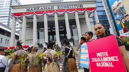 Delapan organisasi masyarakat sipil, serta 13 korban terdampak langsung Proyek Strategis Nasional (PSN) mengajukan permohonan Judicial Review (JR) pengaturan kemudahan dan percepatan PSN dalam Undang Undang Cipta Kerja ke Mahkamah Konstitusi. (merdeka.com/Arie Basuki)