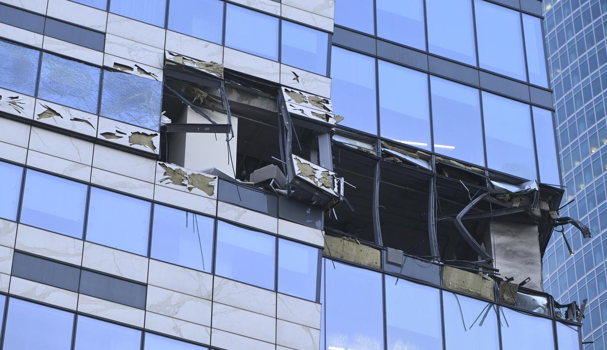 Warga melaporkan mendengar beberapa ledakan sebelum pukul 03.30 pagi waktu setempat, ketika pertahanan udara diaktifkan untuk menembak jatuh drone. (AP Photo)