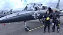 Mantan istri Ahmad Dhani ini juga terlihat sedang berpose bersama sang pilot di samping pesawat jet Breitling. Rona bahagia sangat terlihat di wajah Maia saat berpose di foto tersebut. (Instagram/maiaestiantyreal)