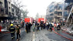Petugas pemadam kebakaran memadamkan usai terjadinya serangan bom bunuh diri di Baghdad, Irak, (3/7). Bom yang meledak di wilayah mayoritas Syiah telah menewaskan sekitar 5 orang. (REUTERS/Khalid al Mousily)