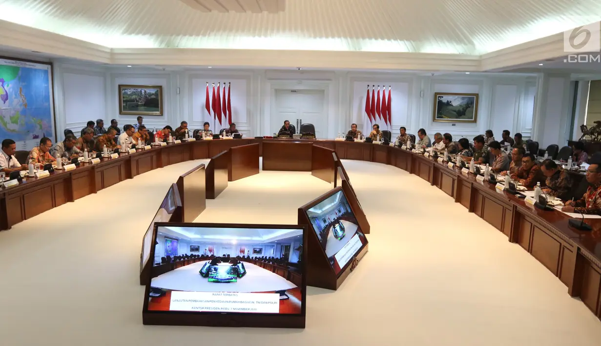 Suasana saat Presiden Joko Widodo atau Jokowi memimpin rapat terbatas (ratas) di Kantor Presiden, Jakarta, Rabu (7/11). Jokowi mengatakan sedang konsentrasi pada percepatan pembangunan bagi rumah ASN, TNI, dan Polri. (Liputan6.com/Angga Yuniar)