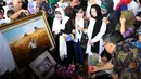Beberapa artis senior seperti Titiek Puspa dan Reni Jayusman juga ikut mengiringi kepergian almarhum Idris Sardi, TPU Menteng Pulo. Jakarta Pusat, Senin (28/04/2014) (Liputan6.com/Andrian M Tunay).