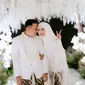 Potret bahagia Egy dan Adiba setelah resmi menjadi suami istri. Saat akad nikah, keduanya berada di ruang terpisah. [Instagram/antzcreator]