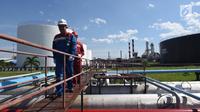 Manager Production RU II Pertamina Sei Pakning Nirwansyah dan Health, Security & Safety Environment (HSSE) Officer Azhari meninjau area kilang RU II Sei Pakning, Bengkalis, Riau, Selasa (17/10). (Liputan6.com/Yulia)