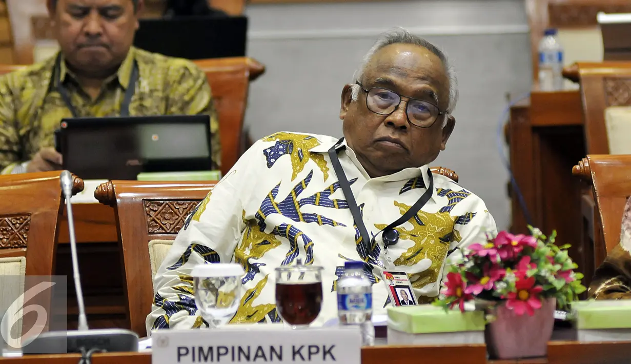 Plt Ketua KPK Taufiequrrahman Ruki mengikuti rapat dengar pendapat dengan Komisi III DPR di Kompleks Parlemen, Senayan, Jakarta, Kamis (19/11). Rapat membahas tentang masukan dari KPK mengenai revisi KUHP. (Liputan6.com/Johan Tallo)