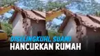 ISTRI SELINGKUH, SUAMI HANCURKAN RUMAH PAKAI ALAT BERAT