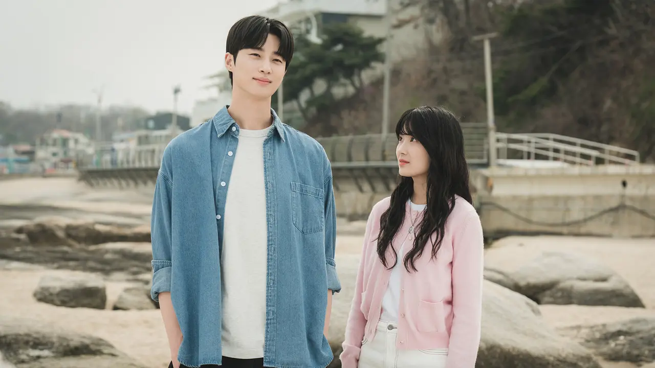 Kim Hye Yoon dan Byeon Woo Seok dalam drakor Lovely Runner. (tvN via Soompi)