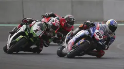 Persaingan di posisi pimpinan lomba berlangsung sengit. Juara bertahan, Jonathan Rea (kiri) juga ingin mempertahankan asa untuk juara dunia musim ini. Pembalap asal Inggris tersebut beberapa kali saling susul menyusul dengan Toprak Razgatlioglu (kanan). (AP/Achmad Ibrahim)