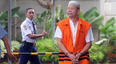 Tangan kanan Bupati nonaktif Labuhanbatu Pangonal Harahap, Thamrin Ritonga dengan tangan diborgol berjalan tiba di gedung KPK, Jakarta, Kamis (3/10). Thamrin Ritonga diperiksa sebagai tersangka. (Merdeka.com/Dwi Narwoko)