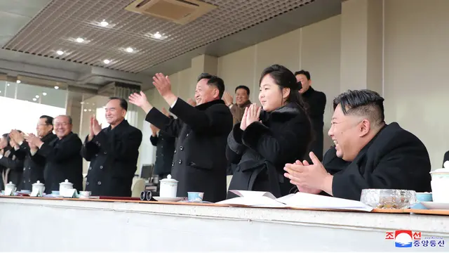 Potret Kim Jong Un dan Putrinya Saksikan Pertandingan Sepak Bola, Penuh Senyum