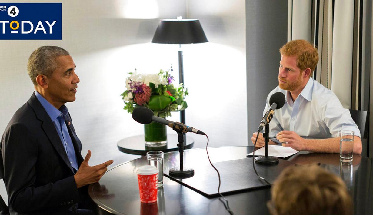 Mantan Presiden Amerika Serikat Barack Obama (kiri) ketika diwawancarai oleh Pangeran Harry dalam program Radio BBC 4 Today di London, Rabu (27/12). Pada wawancara tersebut Obama merasa tenang meninggalkan Gedung Putih. (BBC Radio 4 Today / PA via AP)