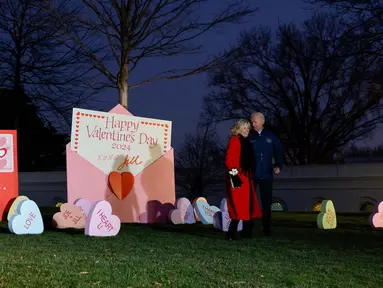 Presiden Amerika Serikat Joe Biden bersama Ibu negara Jill Biden melihat dekorasi Hari Valentine di halaman utara Gedung Putih pada 14 Februari 2024 di Washington, DC. (Anna Moneymaker/Getty Images North America/Getty Images Via AFP)