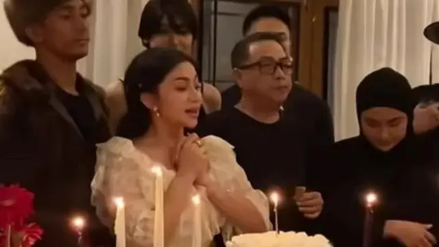 Ariel Tatum Rayakan Ulang Tahun ke-29 dengan kue putih. [@arieltatum]