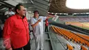 Anggota Delegasi Dewan Olimpiade Asia (OCA), Jeremy Walker (kanan) saat meninjau kondisi Stadion Gelora Bung Karno Jakarta, Selasa (10/5/2016). Rencananya, Stadion GBK akan mulai direnovasi pada awal Juni mendatang. (Liputan6.com/Helmi Fithriansyah)