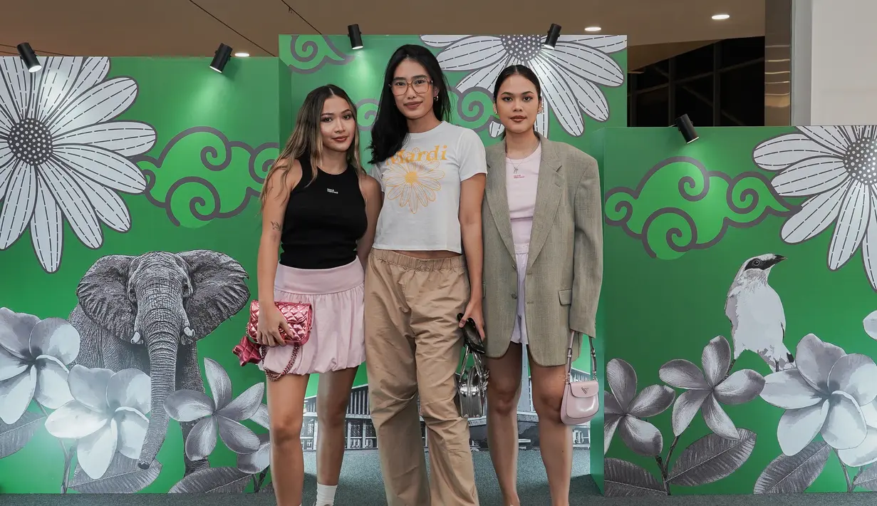 Alika Islamadina juga ter;ihat begitu effortless chic dengan t-shirt dan celana kargi. Ia yak banyak menambahkan detail pada gayanya. Sederhana, namun tetap gaya.  [Foto: Istimewa.dok]