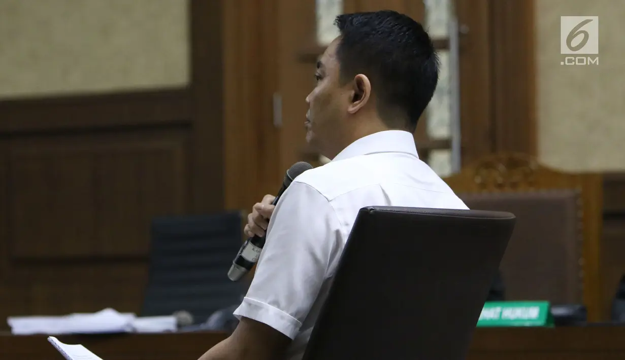 Terdakwa dugaan suap pengadaan satelit monitoring Bakamla, Fayakhun Andriadi saat menjalani sidang lanjutan di Pengadilan Tipikor, Jakarta, Rabu (7/11). Sidang mendengar nota pembelaan terdakwa. (Liputan6.com/Helmi Fithriansyah)