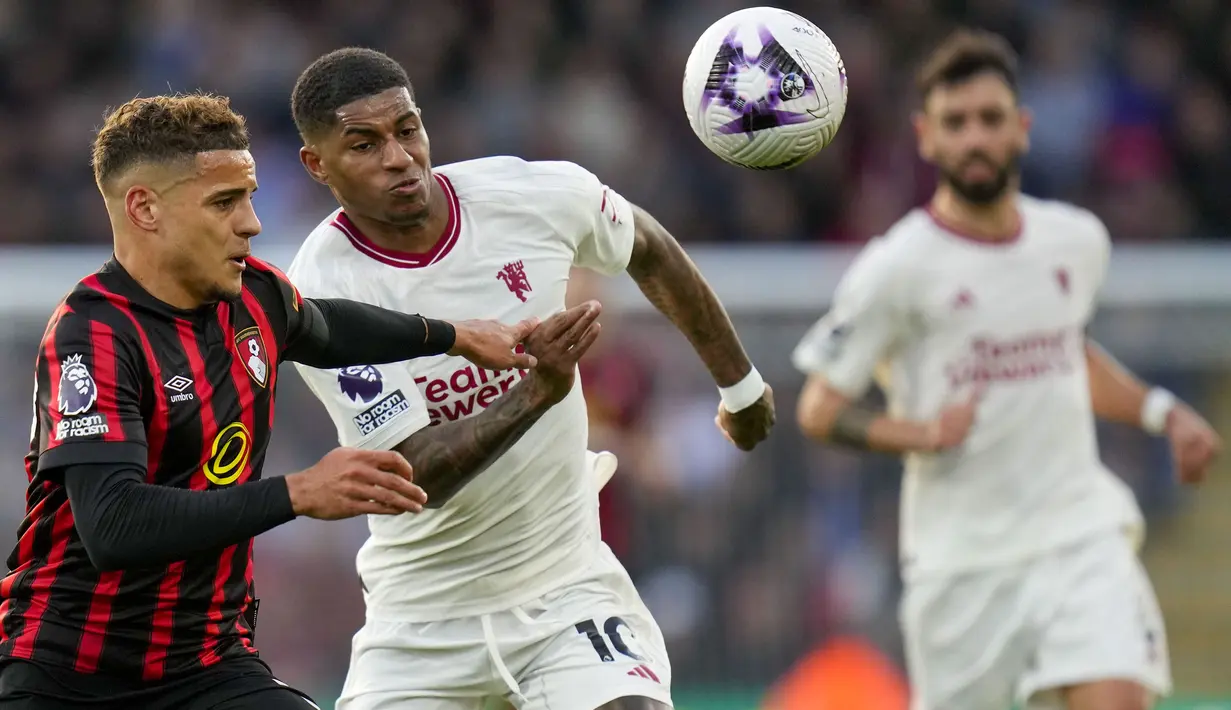 Bek Bournemouth, Max Aarons (kiri) berebut bola dengan striker Manchester United, Marcus Rashford pada laga pekan ke-33 Premier League 2023/2024 di Vitality Stadium, Bournemouth, Sabtu (13/4/2024). (AP Photo/Kirsty Wigglesworth)