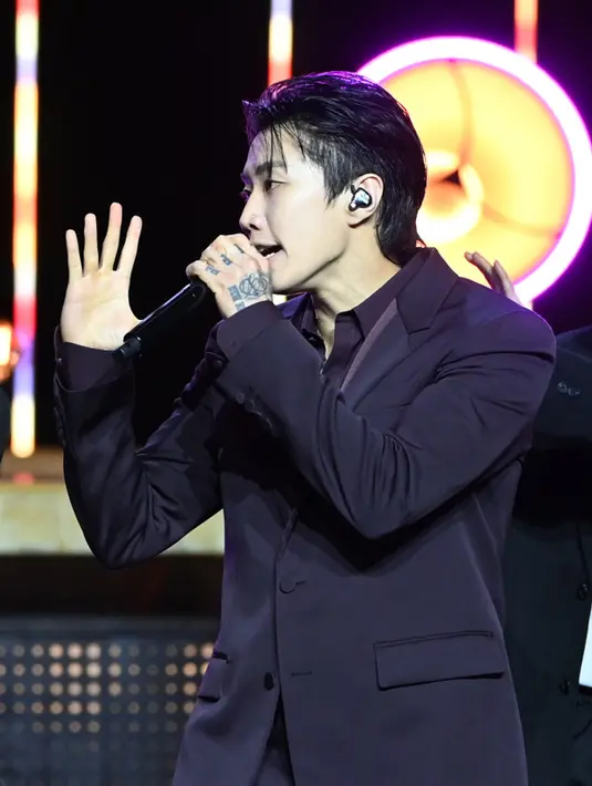 Jay PARK mengenakan tuksedo satin intarsia warna Bordeaux dari Gucci untuk penampilannya di Blue Dragon Series Awards ke-3 pada 19 Juli 2024, di Incheon, Korea Selatan. [Gucci]