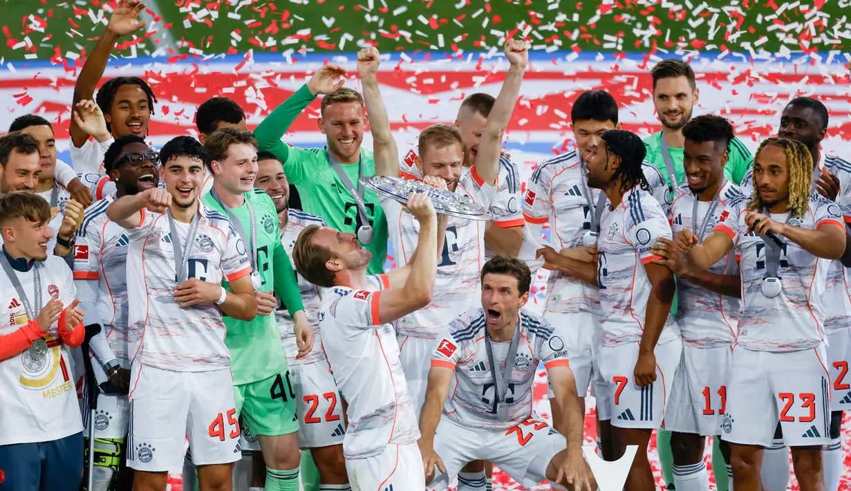 Bayern Munchen resmi menjuarai Bundesliga 2024/2025. Ini menjadi momen bersejarah bagi Harry Kane yang akhirnya mengangkat trofi pertamanya sepanjang kariernya. (AFP/Michaela Stache)