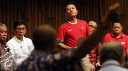 Caketum PSSI 2016-2010, Moeldoko (berdiri) menyimak pertanyaan panelis pada debat terbuka di Hall SCTV Tower, Jakarta, Selasa (4/10/2016). Rencananya, pemilihan Ketua Umum PSSI akan dilaksanakan pada 17 Oktober mendatang. (Liputan6.com/Helmi Fithriansyah)