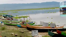 Kotak suara aluminium digunakan untuk menutupi mesin perahu nelayan di Danau Limboto, Gorontalo, Sabtu (26/1). Kotak suara aluminium tersebut merupakan yang dipakai KPU dalam Pemilu sebelum-sebelumnya. (Liputan6.com/Arfandi Ibrahim)