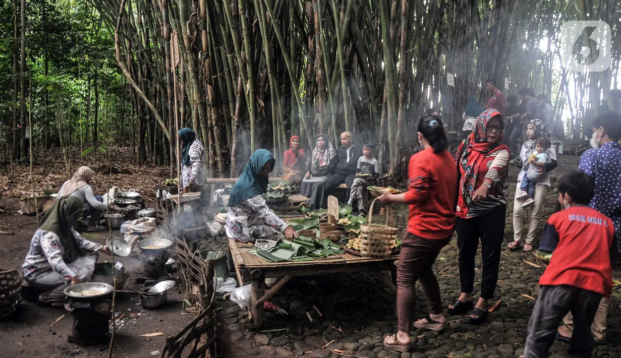 Pedagang melayani wisatawan yang berkunjung ke Pasar Papringan, Ngadiprono, Kabupaten Temanggung, Jawa Tengah, Minggu (26/2/2023). Selain tidak boleh ada plastik, alat-alat makan yang digunakan juga semuanya berasal dari alam. (merdeka.com/Iqbal S. Nugroho)