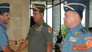 Citizen6, Cilangkap: Panglima TNI Laksamana TNI Agus Suhartono memberi selamat kepada 22 perwira tinggi (Pati) yang telah mendapat kenaikan pangkat. (Pengirim: Badarudin Bakri)