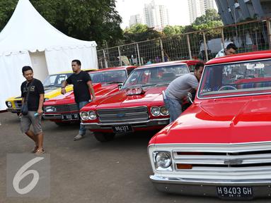 Pengunjung berkeliling di sekitar event Otobursa Tumplek Blek 2016 di Jakarta, (28/5). Pameran otomotif outdoor terbesar di Asia Tenggara yang mengusung tema 'Otomotif Delight' tersebut berlangsung pada 28-29 Mei 2016. (Liputan6.com/Immanuel Antonius)