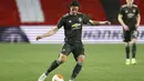 Penyerang Manchester United, Edison Cavani menendang bola saat bertanding melawan Granada pada pertandingan leg pertama perempat final Liga Europa di stadion Los Carmenes di Granada, Spanyol, Jumat (9/4/2021). MU menang atas Granada 2-0. (AP Photo/Fermin Rodriguez)