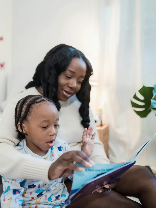 anak sedang membaca buku