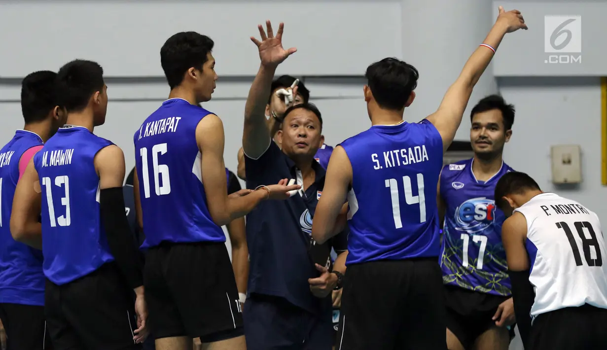 Pelatih Timnas voli putra Thailand, Supajirakul Monchai (tengah) memberi arahan saat time out melawan Australia pada Kejuaraan Voli Asia 2017 ke-16 di GOR Tri Dharma, Gresik, Selasa (25/7). Thailand kalah 2-3. (Liputan6.com/Helmi Fithriansyah)