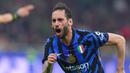 Gelandang Inter Milan Hakan Calhanoglu, melakukan selebrasi setelah mencetak gol ke gawang AC Milan pada leg pertama semifinal Coppa Italia 2024/2025 di Stadion San Siro, Kamis (03/04/2025) dini hari WIB. (Spada/LaPresse via AP)